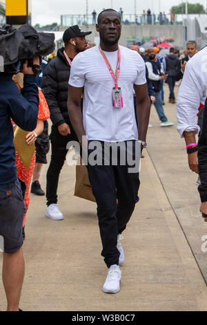 Silverstone, UK. 14 juillet, 2019. FIA F1 Grand Prix de Grande-Bretagne, la Journée de la course ; le rappeur Stormzy on marche sur le paddock : Action Crédit Plus Sport Images/Alamy Live News Banque D'Images