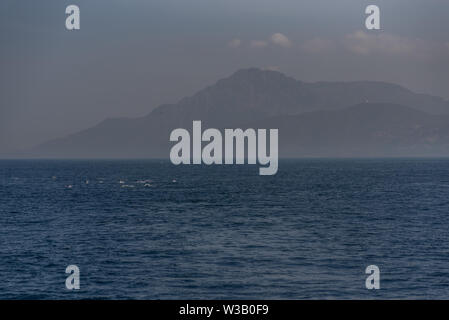 Une multitude de dauphins sautant au-dessus de la mer dans le détroit de Gibraltar Banque D'Images