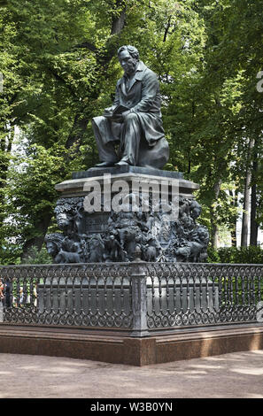 Monument à Ivan Krylov au jardin d'été à Saint Petersbourg. La Russie Banque D'Images