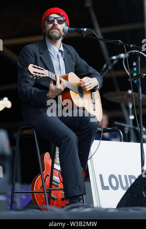 Swansea, Royaume-Uni. Le 13 juillet, 2019. Gruff Rhys joue sur la scène. Re : Stereophonics live concert au Singleton park à Swansea, Pays de Galles, Royaume-Uni. ATHENA : crédit PHOTO AGENCY LTD/Alamy Live News Banque D'Images