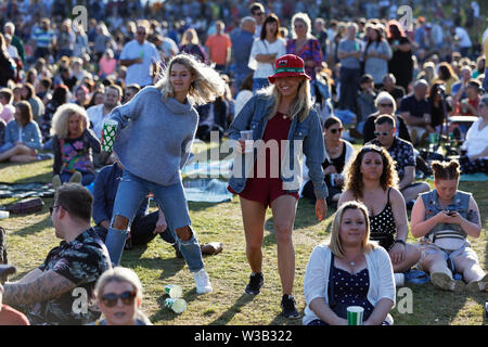 Swansea, Royaume-Uni. Le 13 juillet, 2019. Les fans de musique dans la foule. Re : Stereophonics live concert au Singleton park à Swansea, Pays de Galles, Royaume-Uni. ATHENA : crédit PHOTO AGENCY LTD/Alamy Live News Banque D'Images