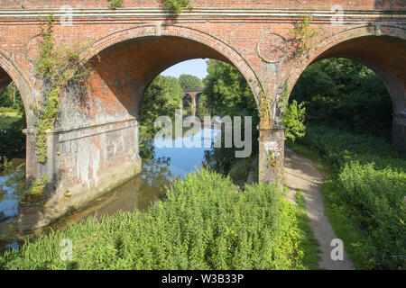 Les ponts routiers et ferroviaires de l'autre côté de la rivière mole ville surrey leatherhead Banque D'Images