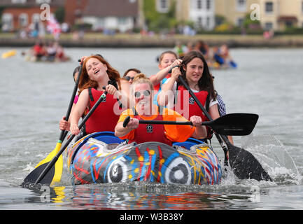 Hythe, Southampton, UK 14 juillet 2019. Météo France : les concurrents dans la Grande Course de radeau au bord de Hythe, Southampton profitant du beau temps. L'année dernière, l'événement annuel a été annulée en raison de mauvaises conditions météorologiques. Stuart Martin Crédit/Alamy Live News Banque D'Images