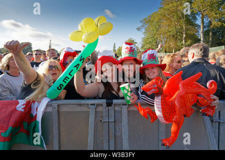 Swansea, Royaume-Uni. Le 13 juillet, 2019. Les fans de musique dans la foule. Re : Stereophonics live concert au Singleton park à Swansea, Pays de Galles, Royaume-Uni. ATHENA : crédit PHOTO AGENCY LTD/Alamy Live News Banque D'Images