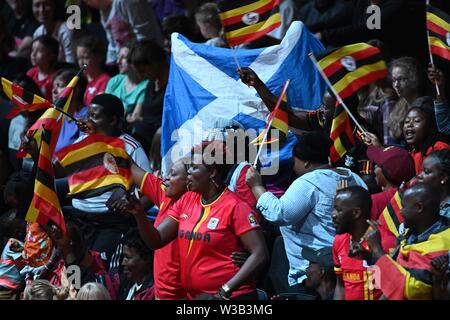 Liverpool, Royaume-Uni. 14 juillet 2019. Les troupes ougandaises et Scottish fans agitent leurs drapeaux au cours de l'avant-match entre l'Ouganda et de l'Écosse à la Coupe du Monde de Rugby. M et S arena, Liverpool. Le Merseyside. UK. Bowdenh/SIP Garry Crédit photo agency/Alamy live news. Banque D'Images