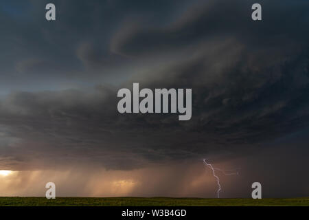 En vertu de la foudre un orage supercellulaire, Nara Visa, New Mexico, USA Banque D'Images