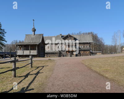 Maison rustique avec une chapelle Fédération de l'architecture en bois du xixe siècle Banque D'Images