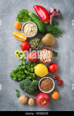 La nourriture végétalienne Saine alimentation biologique - l'arrière-plan, Vue de dessus. Régime alimentaire sain de manger, nettoyer ou concept de désintoxication. Banque D'Images
