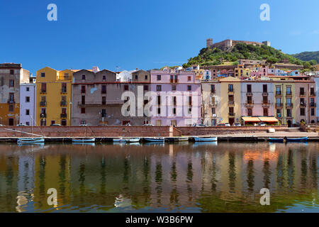 Avis de Bosa, Sardaigne, avec de vieilles maisons et le château italien colorés sur une colline. Fleuve Temo en premier plan. Journée d'été tourné. Banque D'Images