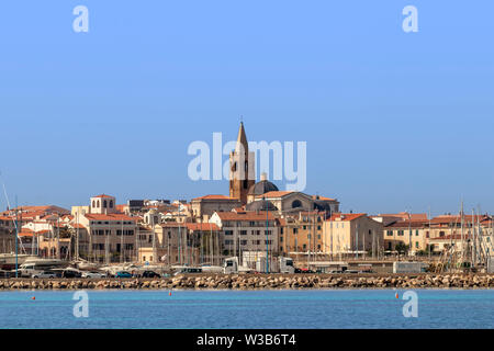 Paysage urbain d'Alghero, Sardaigne, Italie, par un beau jour d'été. En premier plan la mer, ciel bleu. Banque D'Images