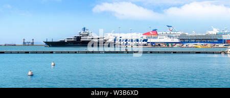 CAGLIARY, ITALIE - 16 juin 2019 : vue panoramique de port, avec yacht de luxe et grand bateau de croisière amarré. Cette journée d'été. Banque D'Images
