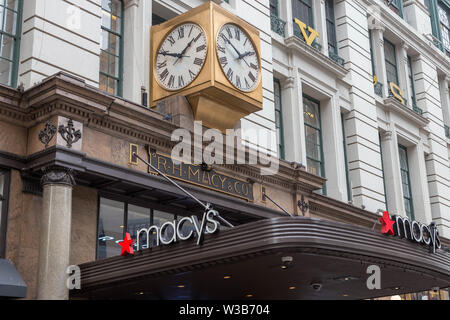 New York, NY, USA - 16 octobre 2013 : le magasin traditionnel avant de Macy's à Manhattan, New York City Banque D'Images