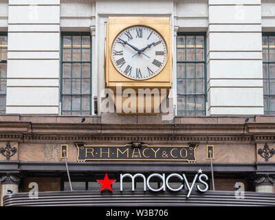 New York, NY, USA - 16 octobre 2013 : le magasin traditionnel avant de Macy's à Manhattan, New York City Banque D'Images