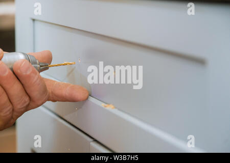 L'installation dans l'armoire principale porte la porte des exercices dans la porte du cabinet Banque D'Images