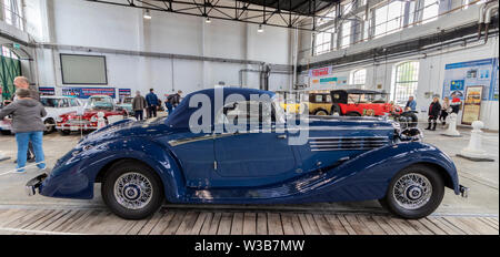 BUDAPEST, HONGRIE - 09 avril, 2019 : Une Horch 500 1934 5000ccm bleu rare voiture de collection sur l'affichage à un salon de l'automobile. Vue côté droit. Banque D'Images