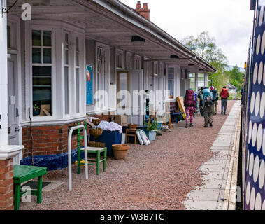 ScotRail Pont de Orchy gare rurale avec les passagers de la plate-forme & ScotRail train sur West Highland railway line, Highlands, Scotland, UK Banque D'Images
