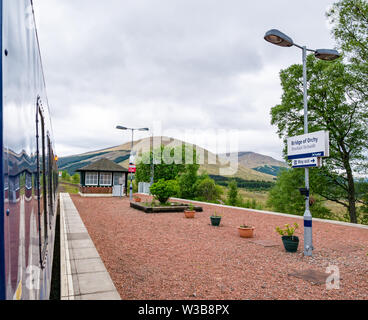 ScotRail Pont de Orchy gare rurale et plate-forme de son enseigne. ScotRail train sur West Highland railway line, Highlands, Scotland, UK Banque D'Images