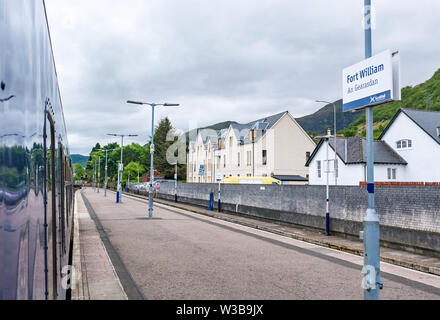 La gare de Fort William et le nom de la plate-forme signe avec ScotRail train sur la ligne de chemin de fer West Highland, Scottish Highlands, Ecosse, Royaume-Uni Banque D'Images