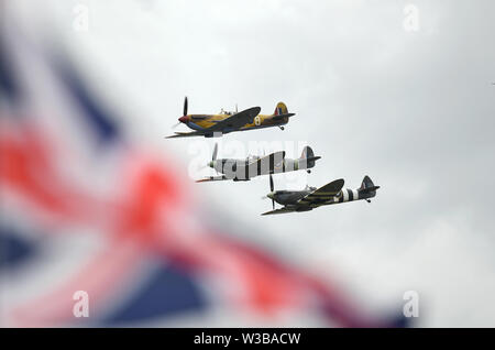 Un trio de Spitfire's afficher pendant le spectacle aérien Flying Legends à Duxford IWM. Banque D'Images