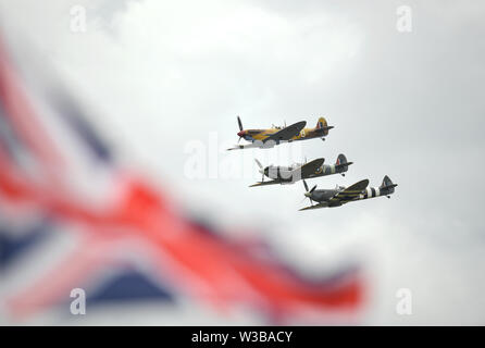 Un trio de Spitfire's afficher pendant le spectacle aérien Flying Legends à Duxford IWM. Banque D'Images