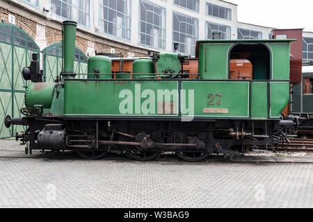 BUDAPEST, HONGRIE - 05 Avril 2019 : un millésime petite locomotive vapeur exposée au musée des chemins de fer hongrois. Vue de côté. Banque D'Images