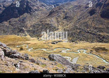 La belle rivière Waraco serpentine sur la Cordillère Real Traverse, Bolivie Banque D'Images