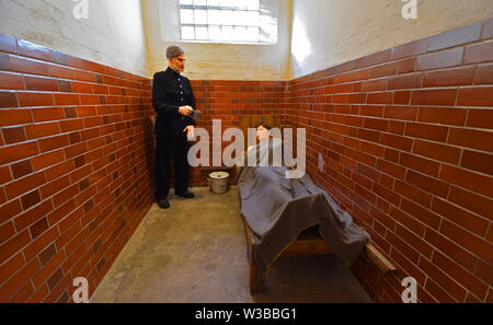 Police Prison Cell datant de 1907 avec des mannequins habillés en homme de police et détenu. Banque D'Images