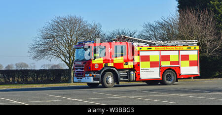 Englne incendie moderne Scania stationné sur le tarmac Banque D'Images