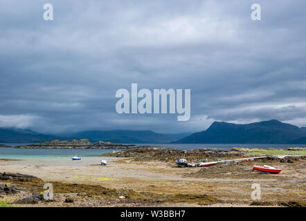 Vue sur Sound of Sleat avec moody sky et de bateaux dans port, Ardvasar, île de Skye, Highlands, Scotland, UK Banque D'Images