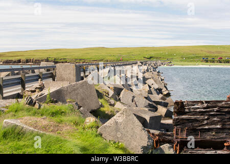 Les barrières entre Churchill et South Ronaldsay Burray dans les îles Orcades, Ecosse, Royaume-Uni. Banque D'Images