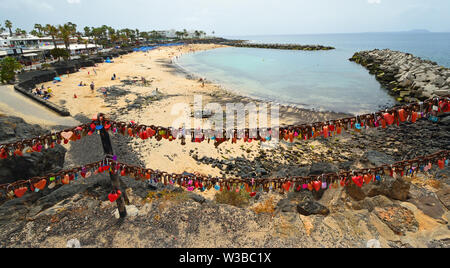 Flamingo Beach à Playa Blanca Lanzarote. avec cadenas sur chaîne dans le premier plan. Banque D'Images