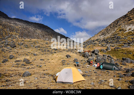 Dans le camp le long de la Cordillère des Andes, la Bolivie traverse réel Banque D'Images