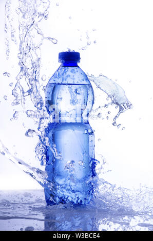 Produits frais et désaltérant de l'eau dans une bouteille bleue avec des touches Banque D'Images