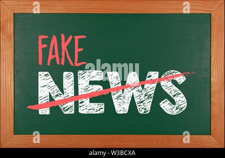 L'école verte tableau tableau noir sign in brown cadre en bois avec des mots écrits à la craie FAKE NEWS Banque D'Images