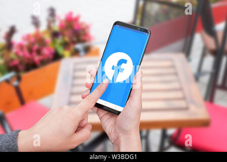 SARAJEVO, Bosnie-herzégovine - Juillet 14, 2019 : Woman holding a smart phone avec nouveau logo du réseau social Facebook. Banque D'Images