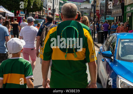 Matchday à Killarney, comté de Kerry, Irlande. Kerry Gaelic fans de football supporters sur High Street avant le match de Mayo et Kerry en juillet 2019. Ville irlandaise animée. La ville de Killarney regorge de supporters de football par beau soleil. Banque D'Images