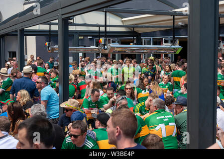 Kerry Gaelic fans de football supporters au bar en plein air du jardin de pub de l'hôtel Scott pendant le match de Mayo et Kerry en juillet 2019. Killarney, comté de Kerry, Irlande Banque D'Images