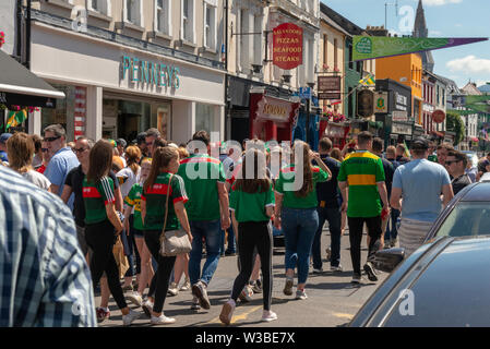 Jour de match à Killarney, comté de Kerry, Irlande. Supporters gaéliques de supporters de football dans la rue Killarney High avant le match de Mayo et Kerry en juillet 2019. Banque D'Images