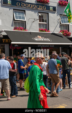 Le jour du match à Killarney, comté de Kerry, Irlande. Fans de football gaélique à l'extérieur de Speakeasy Bar sur les rues Killarney avant le match de Mayo et Kerry en juillet 2019 Banque D'Images