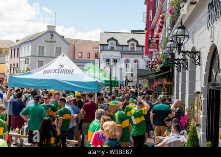 La ville de Killarney regorge de supporters gaéliques de football de la GAA un jour de match devant le Killarney Royal Hotel, Killarney, comté de Kerry, Irlande Banque D'Images