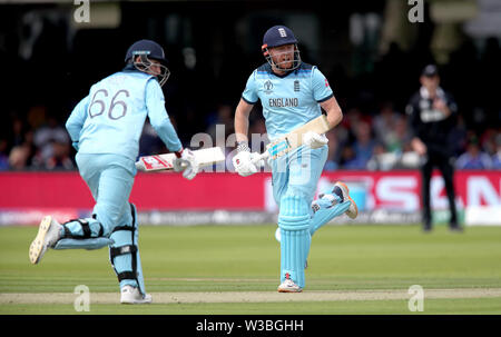 L'Angleterre Jonny Bairstow (à droite) et Joe racine en action durant la finale de la Coupe du Monde de CIC à Lord's, Londres. Banque D'Images