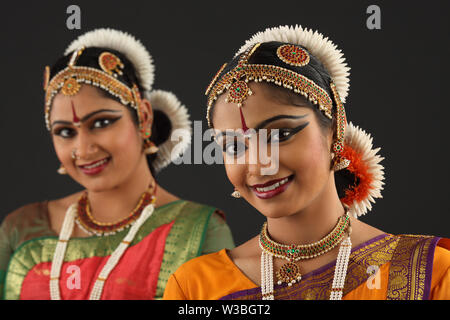 Deux femmes effectuant la danse bharatanatyam Banque D'Images