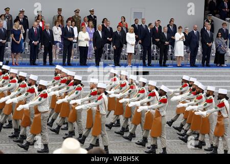 Paris, France. 14 juillet, 2019. Les membres militaires mars pendant la parade militaire annuelle le jour de la Bastille à Paris, France, le 14 juillet 2019. Crédit : Jack Chan/Xinhua/Alamy Live News Banque D'Images