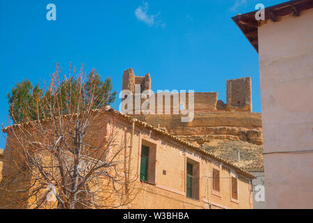 Ruines du château vue du village. Montuenga de Soria, la province de Soria, Castilla Leon, Espagne. Banque D'Images