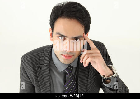 Portrait d'un homme d'affaires indien pense Banque D'Images