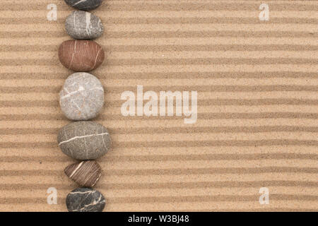 Ligne de pierres à rayures, se trouve sur la lignes composées de sable. Avec l'espace pour la conception, les textes. Vue d'en haut Banque D'Images