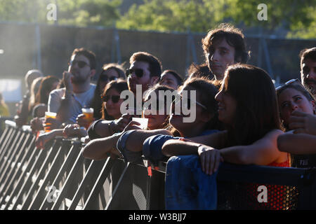 Calvià, Majorque / Espagne - 10 mai 2019 : Fans réagir bien que l'espagnol jeune musicien Amaia effectue live pendant le festival live Mallorca à Magaluf, Cal Banque D'Images