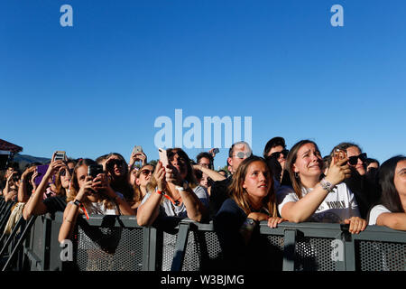 Calvià, Majorque / Espagne - 10 mai 2019 : Fans réagir bien que l'espagnol jeune musicien Amaia effectue live pendant le festival live Mallorca à Magaluf, Cal Banque D'Images