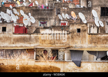 Des antennes paraboliques sur les toits des maisons de la vieille ville, ou médina, de Fès au Maroc. Banque D'Images