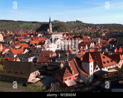Vue de dessus de la petite ville médiévale de Cesky Krumlov à partir de son château. Cesky Krumlov est une ville du patrimoine mondial de l'UNESCO en République tchèque. Banque D'Images